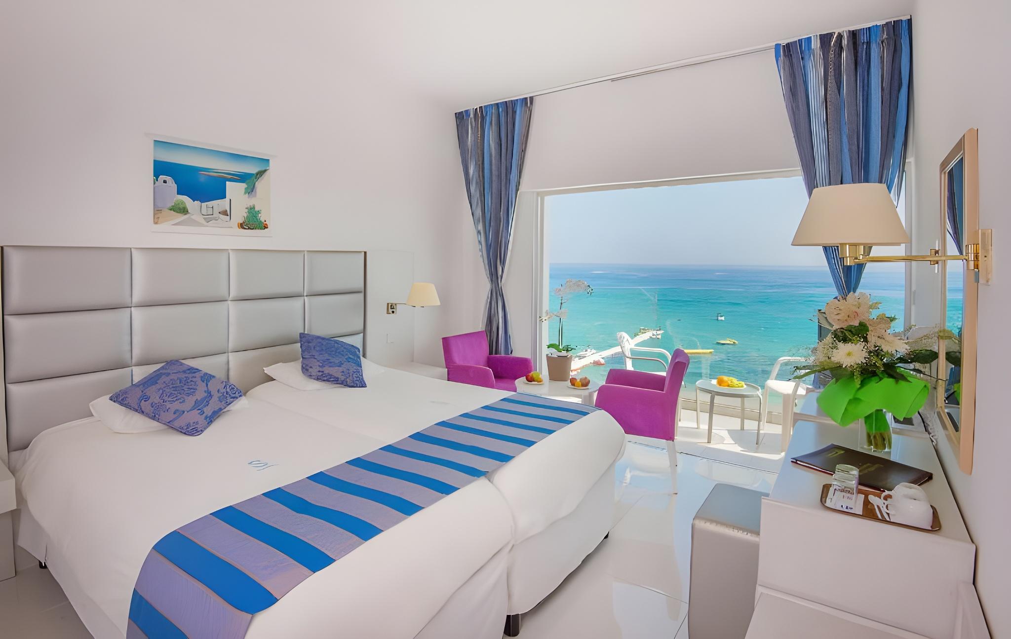 Standard, Side Sea View