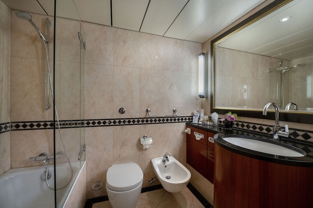 Suite, Double Bed, Sofa, Maritim Hotel Wurzburg 2/3