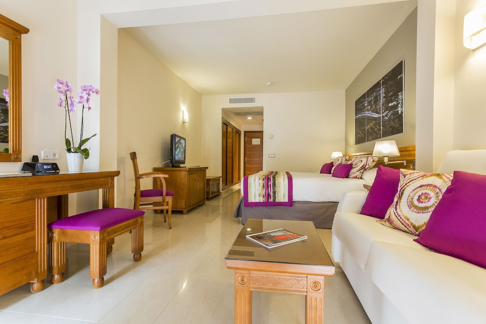 GRAND PALLADIUM PALACE IBIZA RESORT 27/64