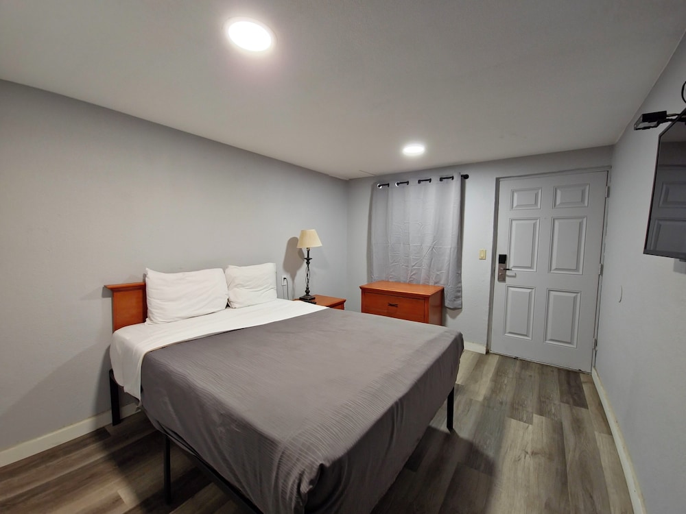 STANDARD, QUEEN BED