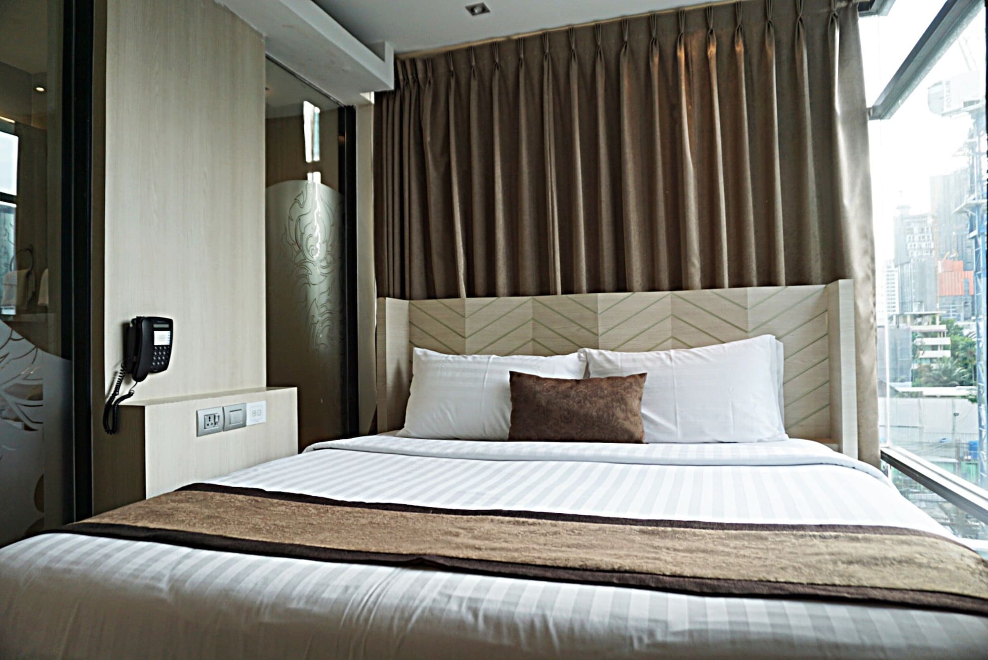 DELUXE, DOUBLE BED, CITY VIEW