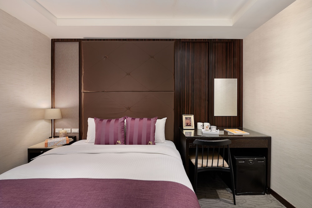 SUPERIOR, DOUBLE BED, NO WINDOW, BATHTUB