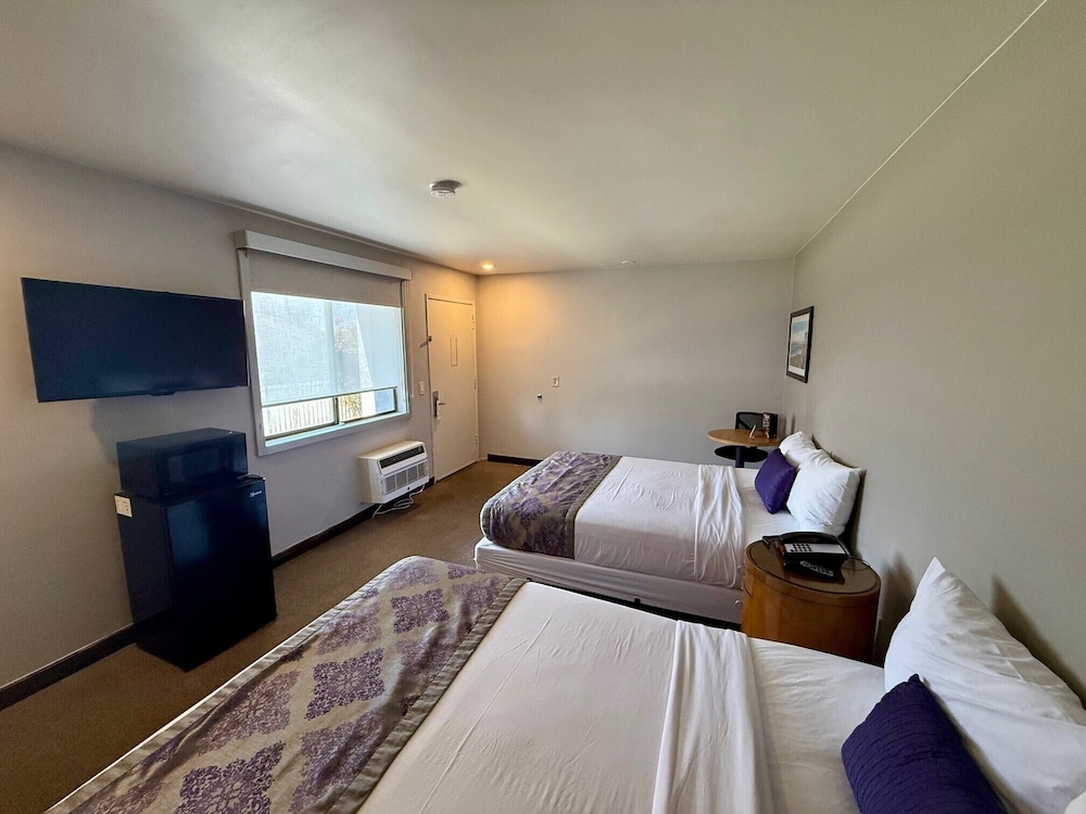 STANDARD, 2 QUEEN BEDS