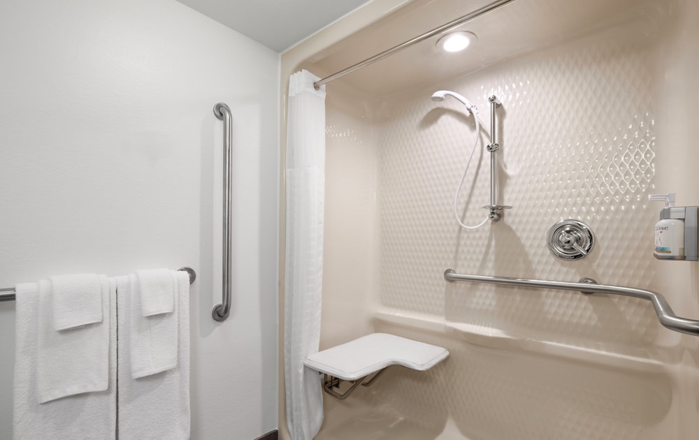 جناح بسريرين كوين لذوي الإعاقة، Holiday Inn Express & Suites Overland Park South 9/10
