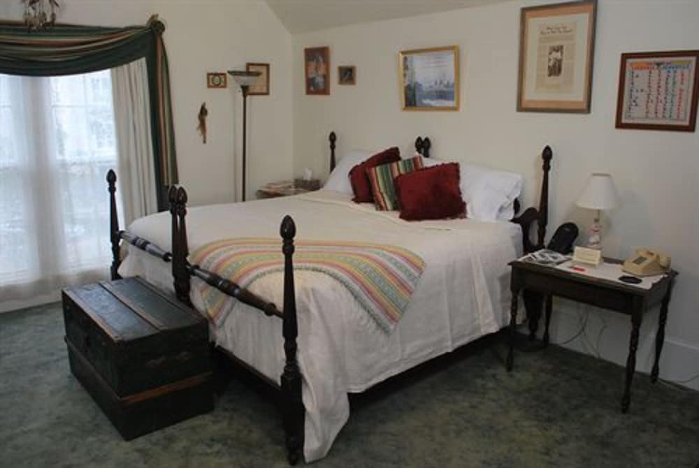 Carrier Houses Bed and Breakfast 18/60