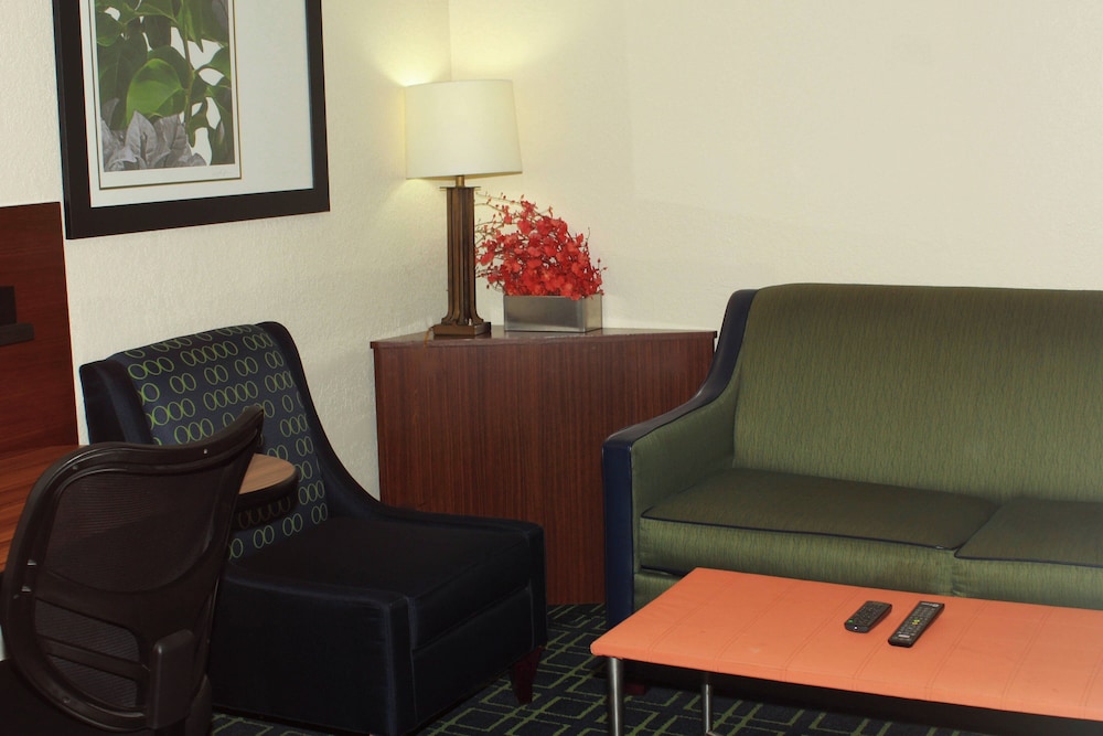 Fairfield Inn Suites Fairmont 12/19