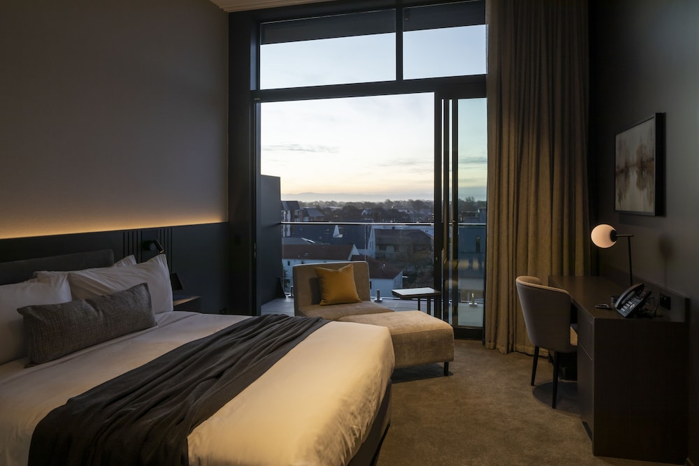 TOP, HOUSE, KING BED