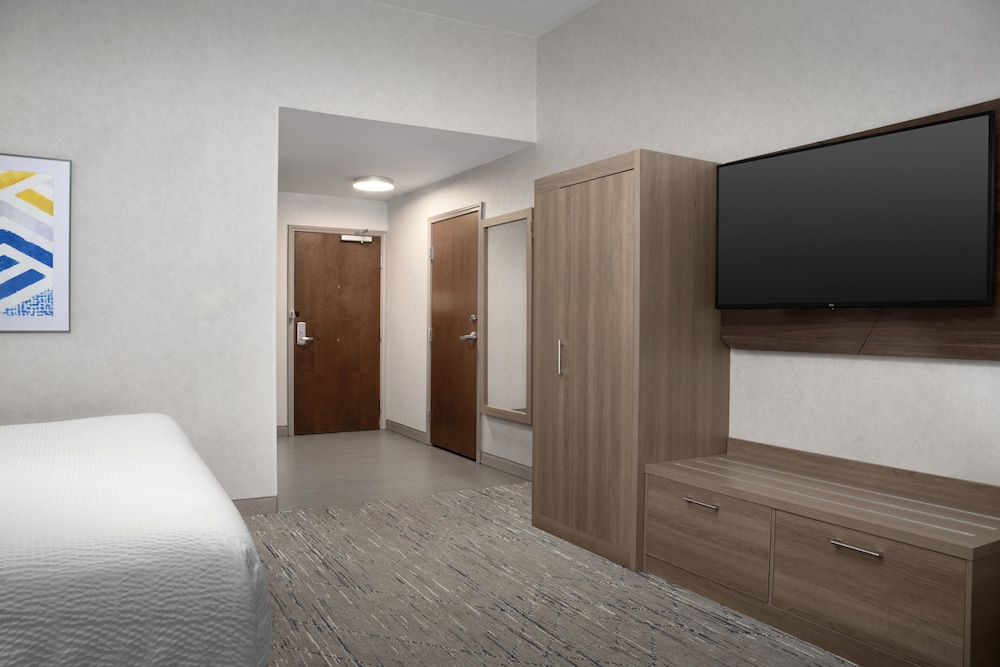 Holiday Inn Express Suites Alexandria Fort Belvoir 37/73