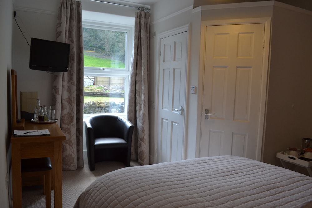 COED-Y-FRON GUEST HOUSE 6/30