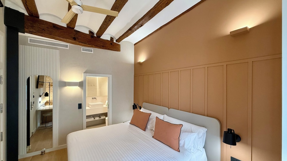 Renovated, Deluxe, Twin Beds, City View, Balcony، Cosy Rooms Embajador 3/7