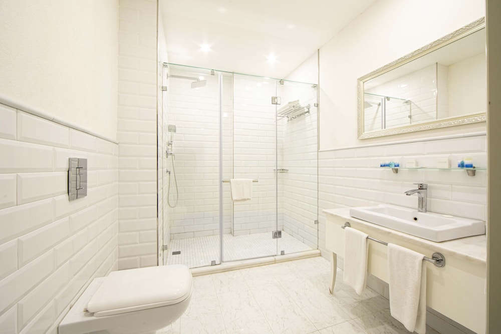 Sapphire Inn Hotel 35/37