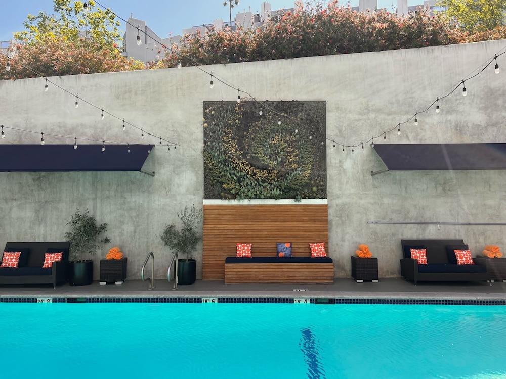 Angeleno Hotel 35/61