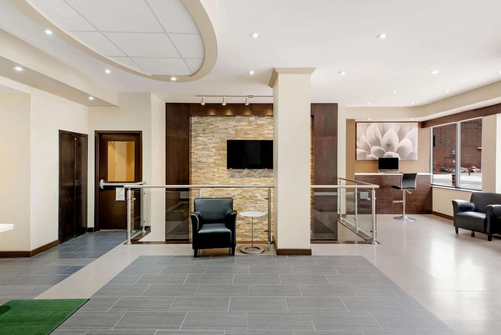 La Quinta Inn & Suites by Wyndham Oshawa 10/48