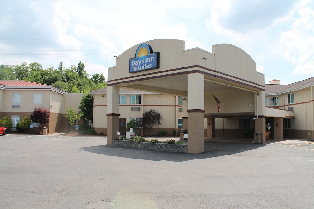 Days Inn & Suites By Wyndham Bridgeport - Clarksburg 40/42