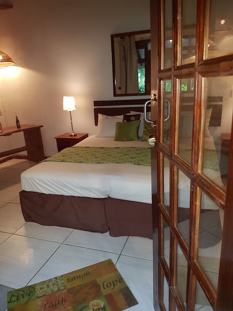 Hibiscus Valley Inn 6/50