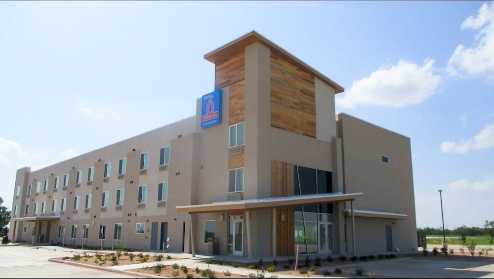 Days Inn & Suites by Wyndham Colorado City/I-20 3/37
