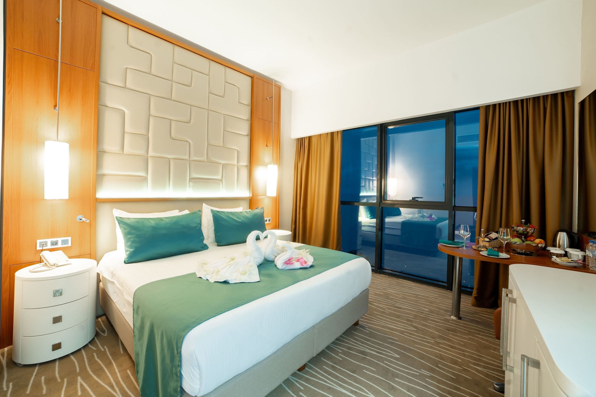 DELUXE, SUITE