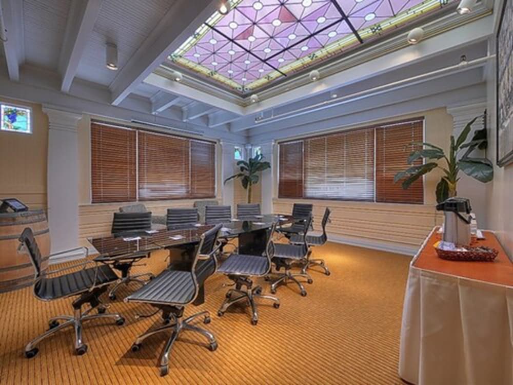 Executive Hotel Vintage Court 51/66
