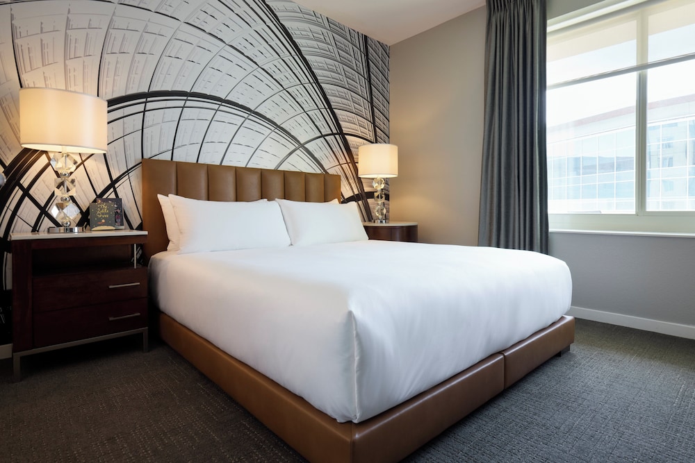 King Bed, Den