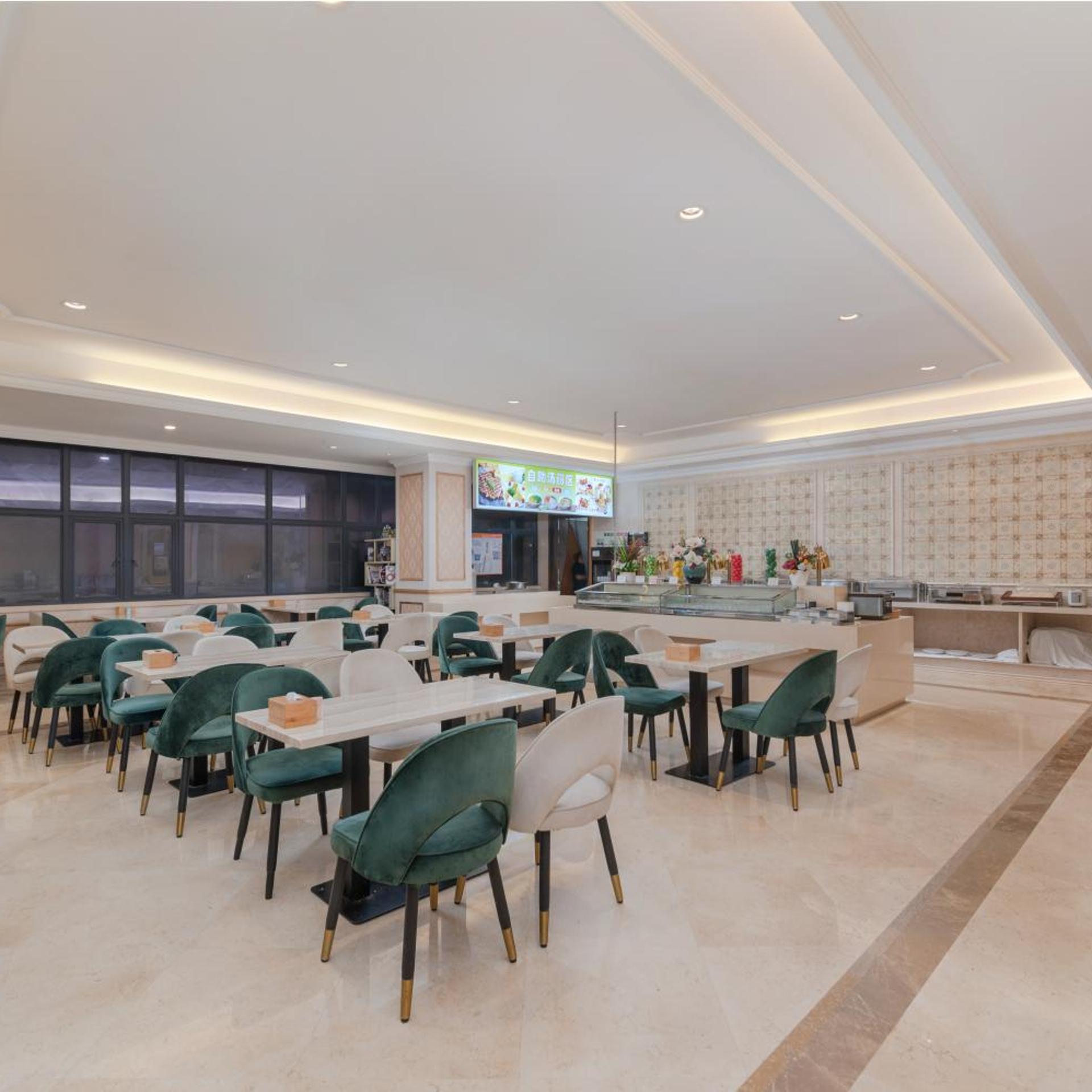 Vienna Hotel Shenzhen (Fuyong Metro Station Branch) 40/48