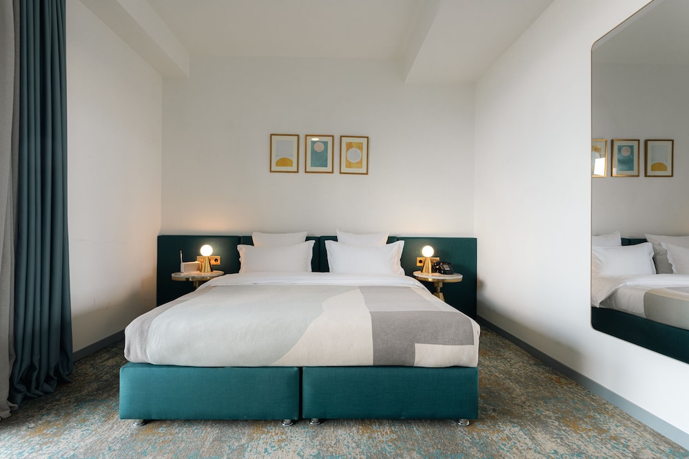 Castor and Pollux Hotel 25/69