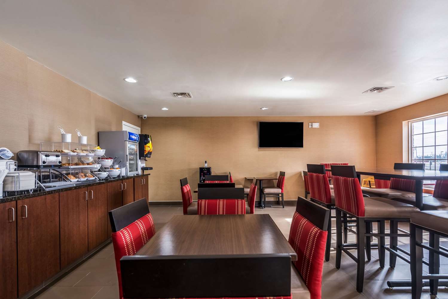 Comfort Inn and Suites Dayton North 21/24