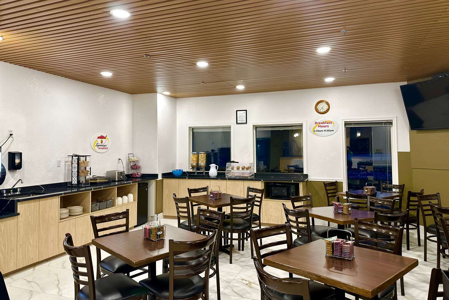Super 8 by Wyndham Hinton 25/38