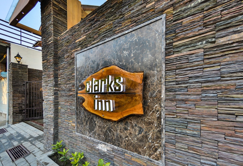 Clarks Inn Srinagar (Ex Hotel Spring Hills) 3/50