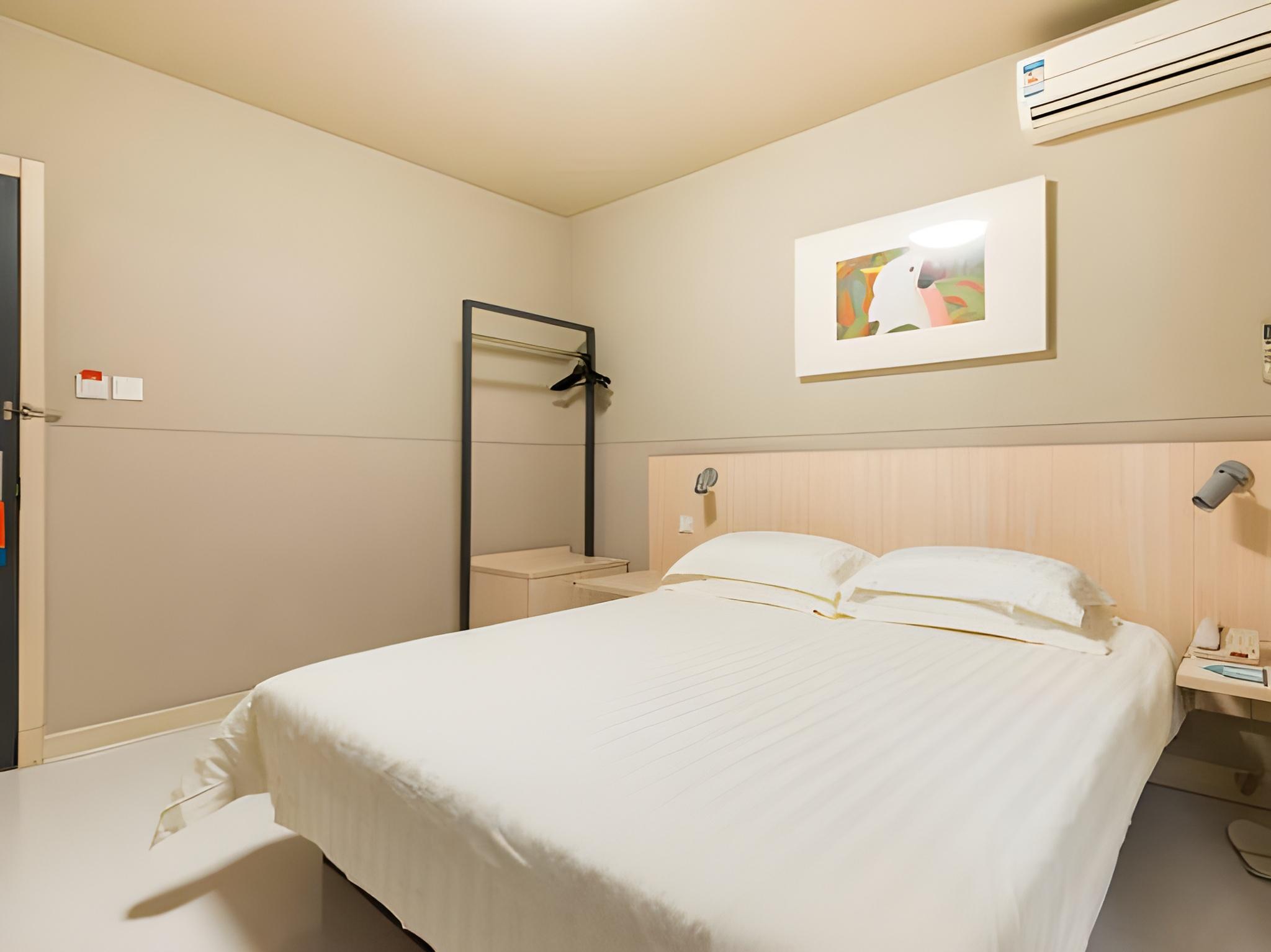 Business, Queen Bed, No Window