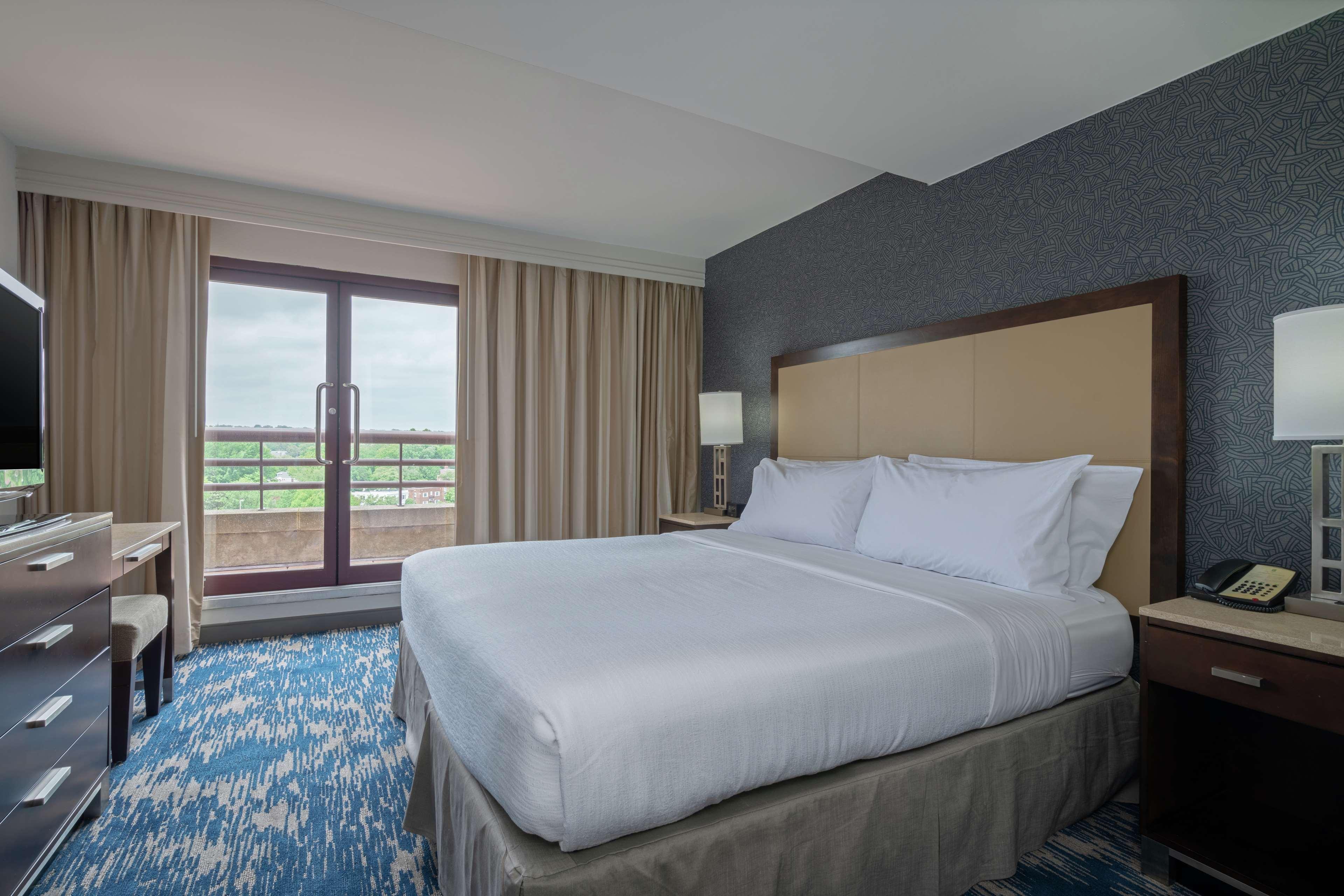 2 ROOMS, SUITE, KING BED, SOFA, BALCONY