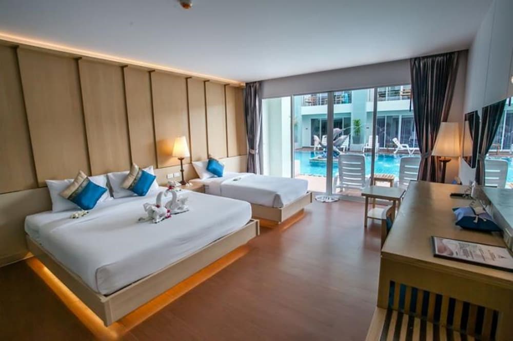 DELUXE, TRIPLE, POOL ACCESS