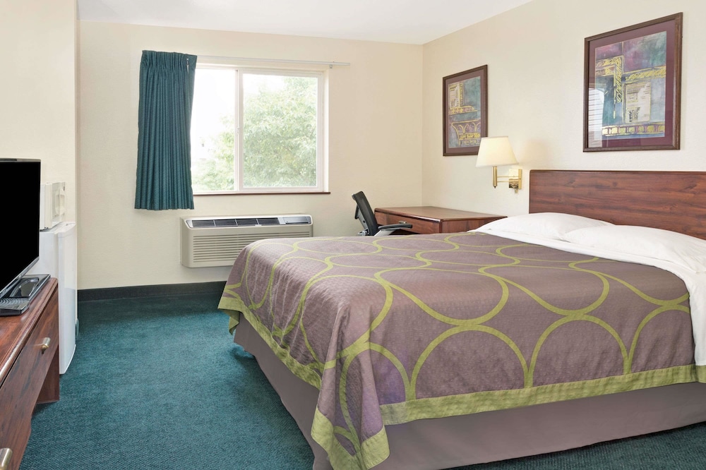 Super 8 by Wyndham Windsor 13/29