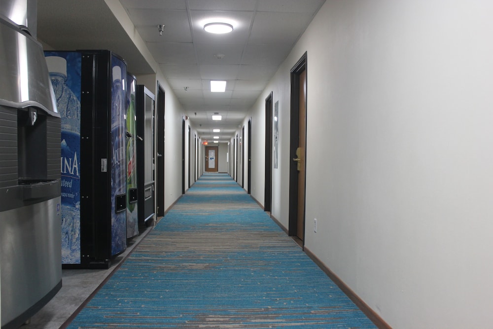 Alliance Hotel & Suites, a Howard Johnson by Wyndham 50/58