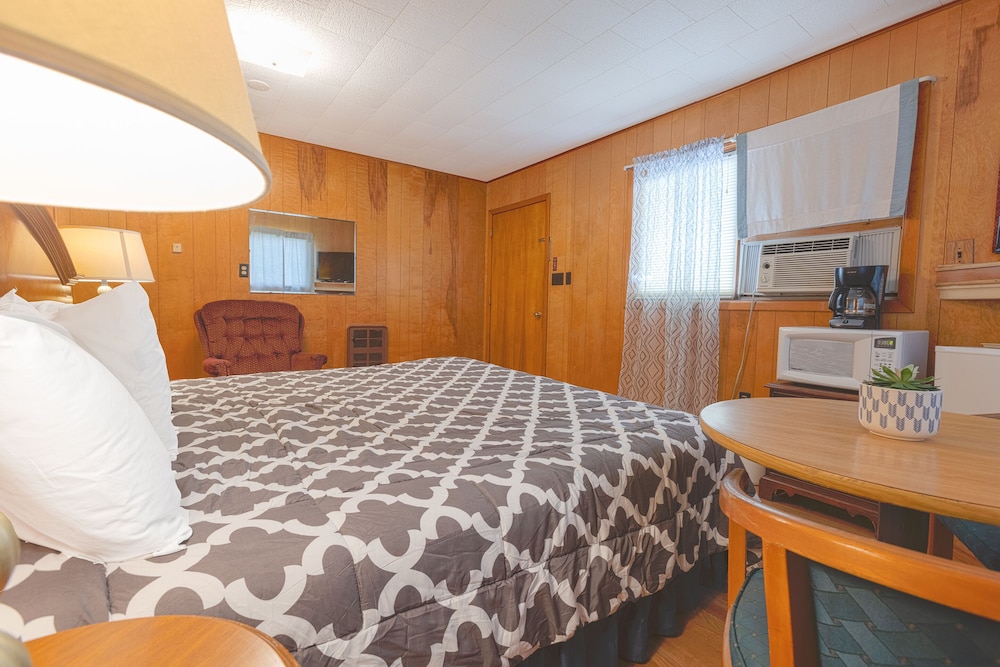 Parkside Motel by OYO Meadville Conneaut Lake 19/50