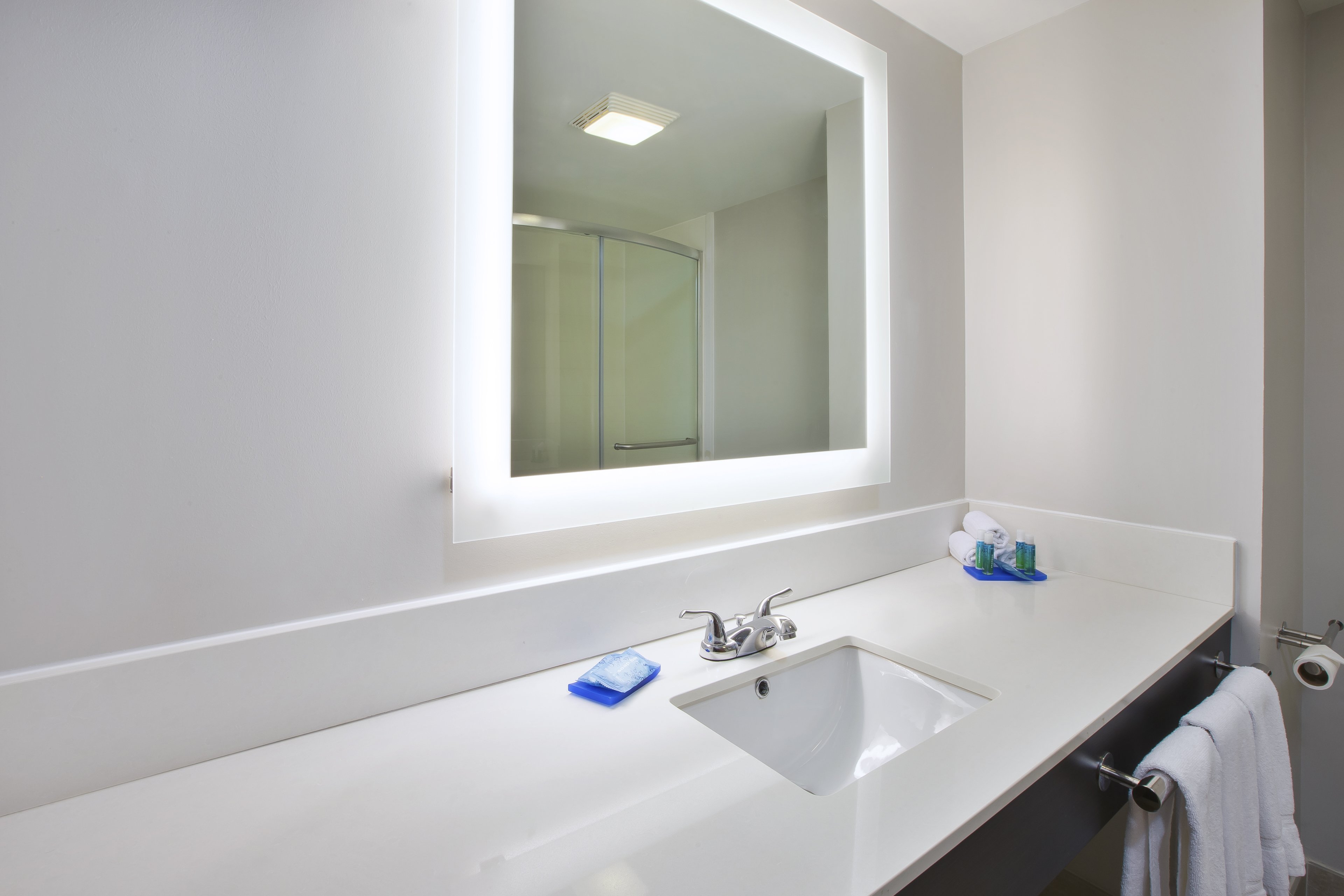 Holiday Inn Express Tiffin 24/24