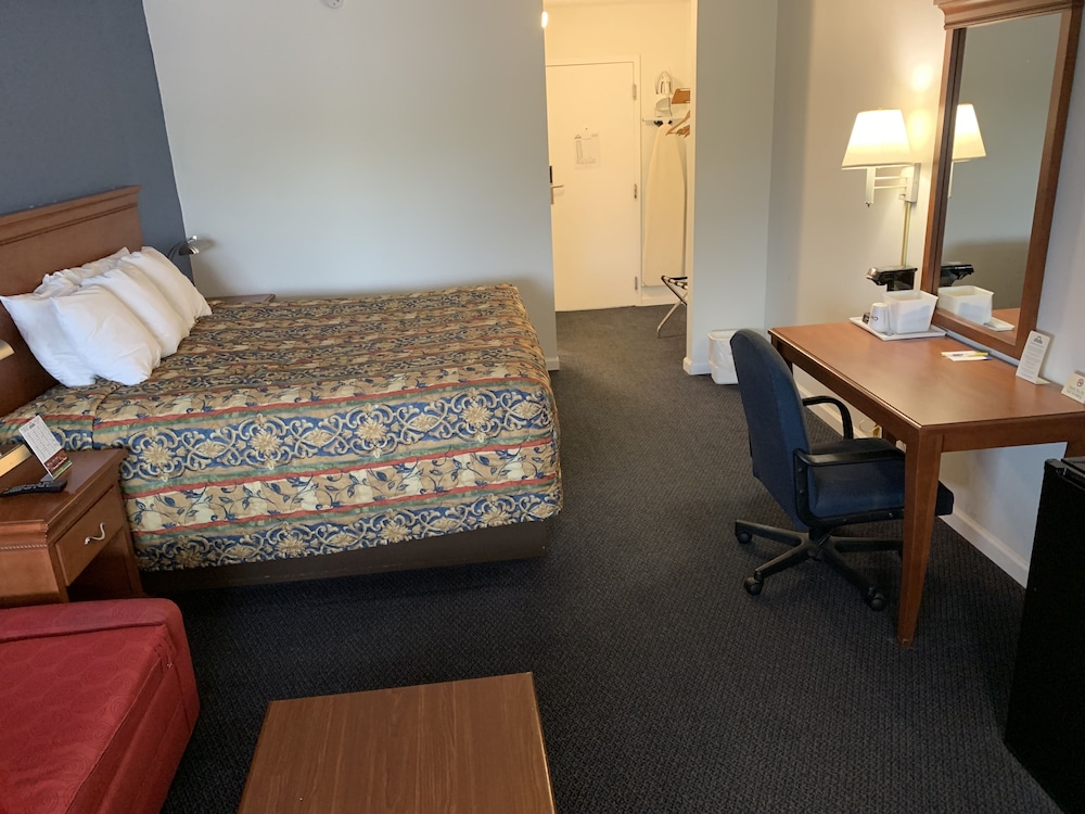 Days Inn by Wyndham Columbus IN 22/37