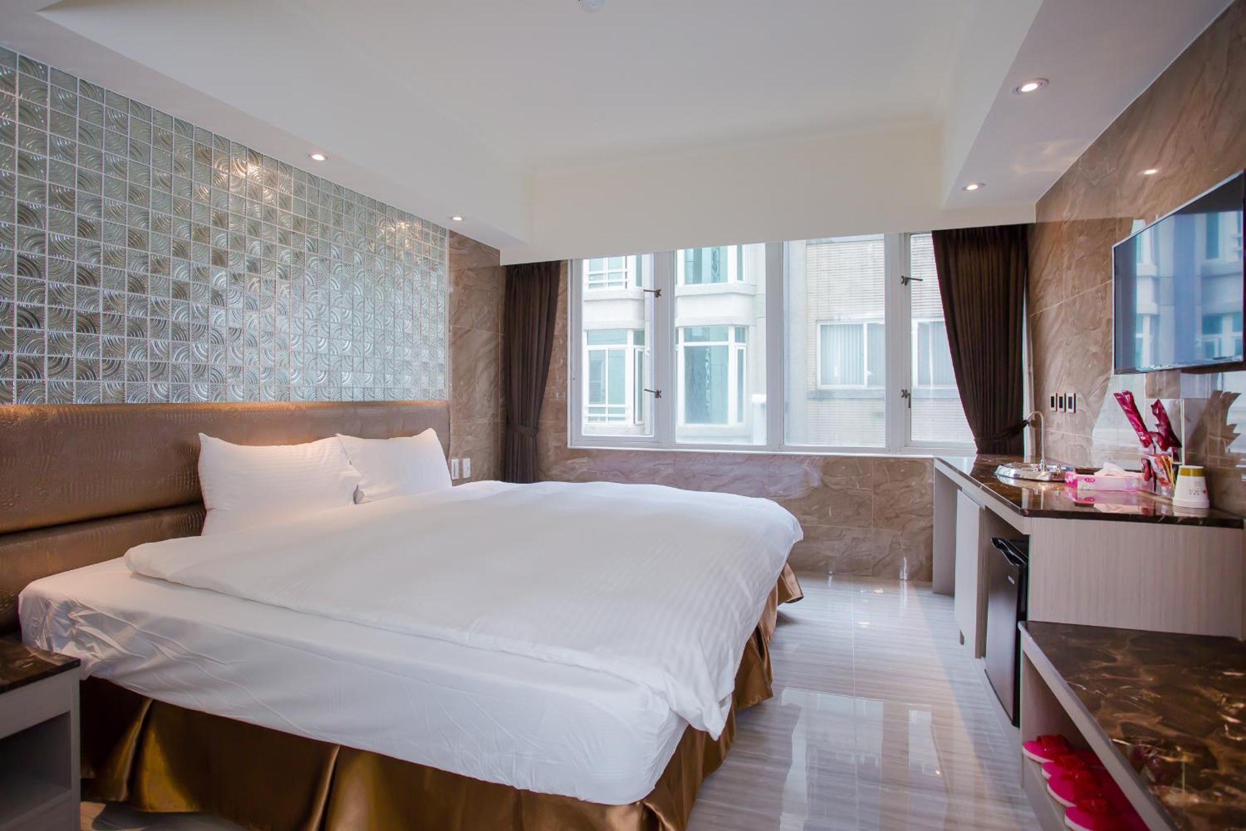 Room, Double Bed, Street View