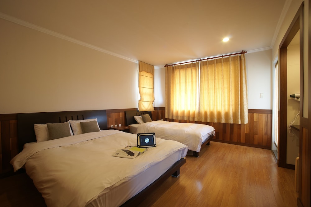 UTS Golf Village 4/50