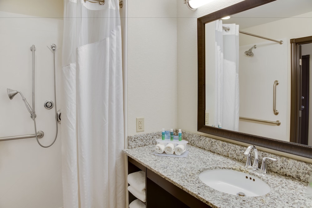 Holiday Inn Express Suites Nevada 17/66