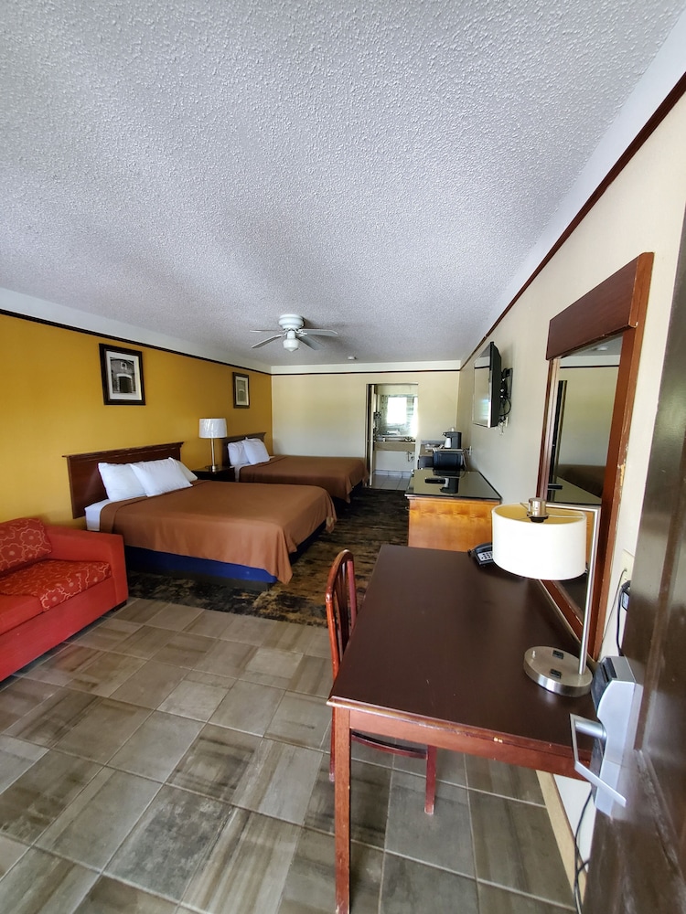 Deluxe Inn Suites 9/61