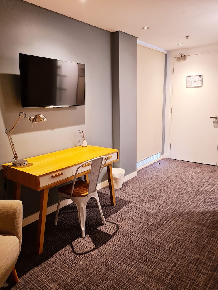 Crown Hotel Surry Hills 49/58