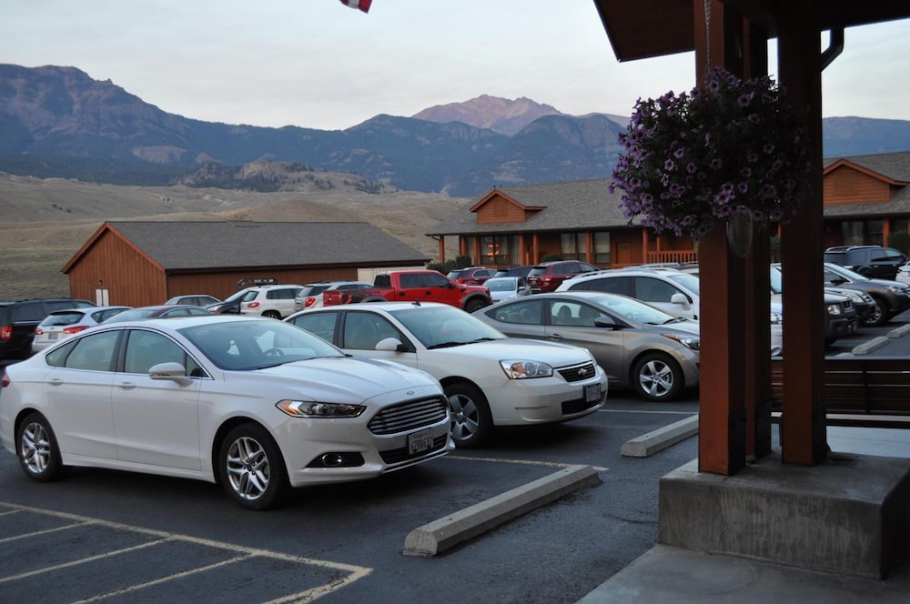 Yellowstone Village Inn and Suites 18/36