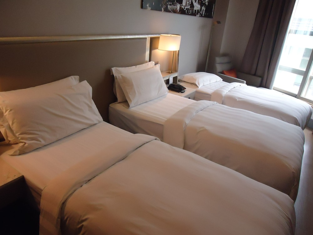 DELUXE, TWIN BEDS, WITH EXTRA BED