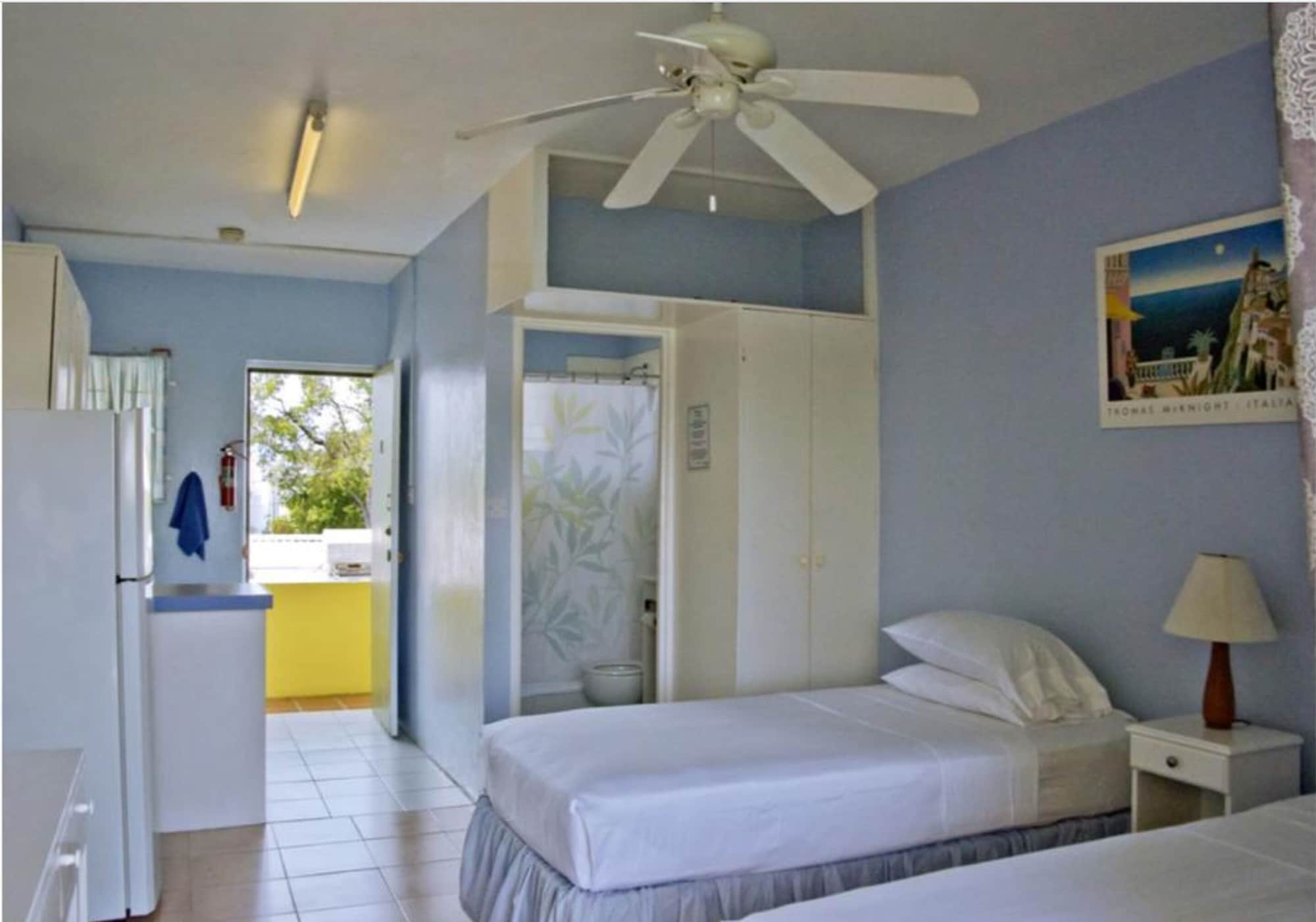Studio, Twin Beds, Kitchenette