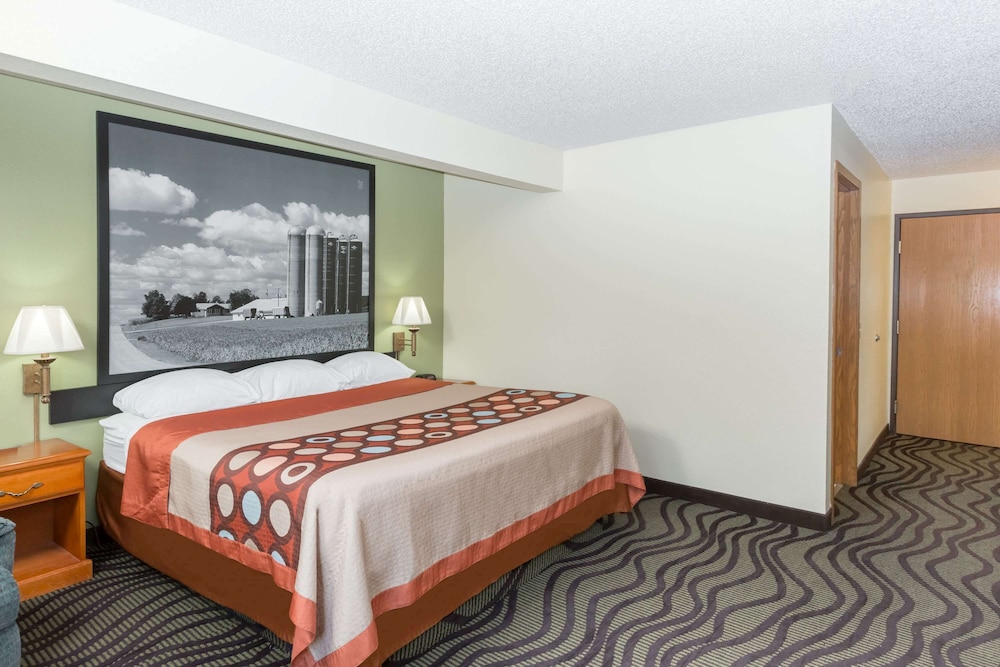 Super 8 by Wyndham Newton 14/32