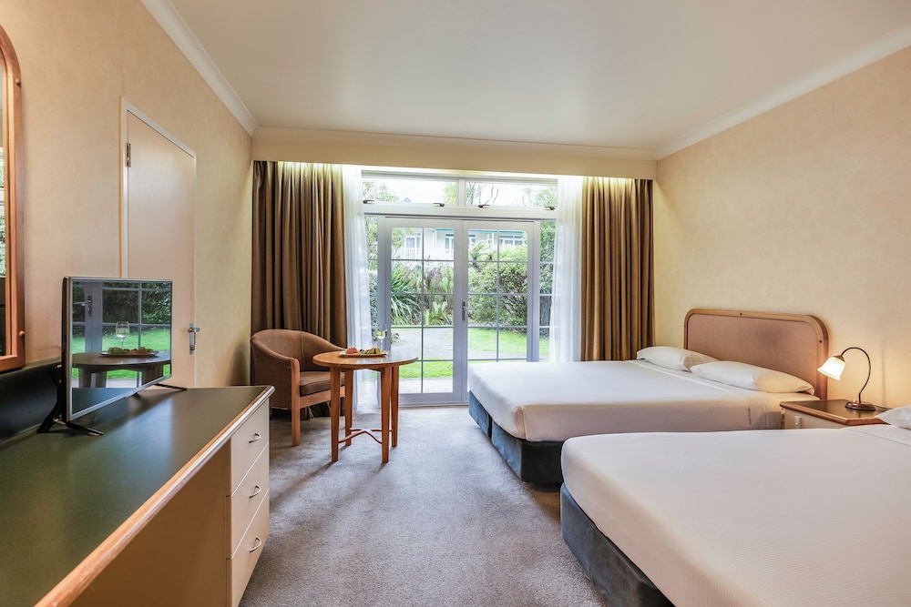 غرفة سوبيريور بسريرين كوين بشرفة