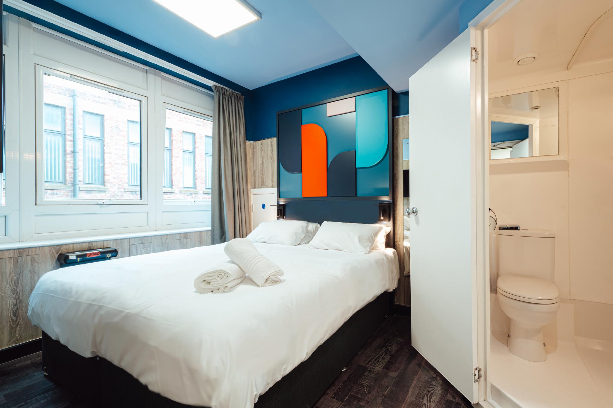 ROOM, DOUBLE BED