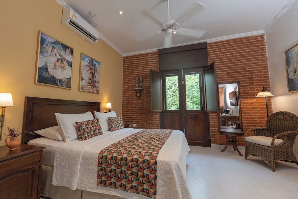 SUPERIOR, QUEEN BED, PLAZA VIEW, BALCONY