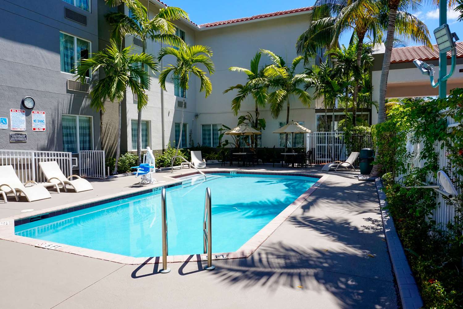 Holiday Inn Express & Suites Dania Beach - Airport Area 40/41