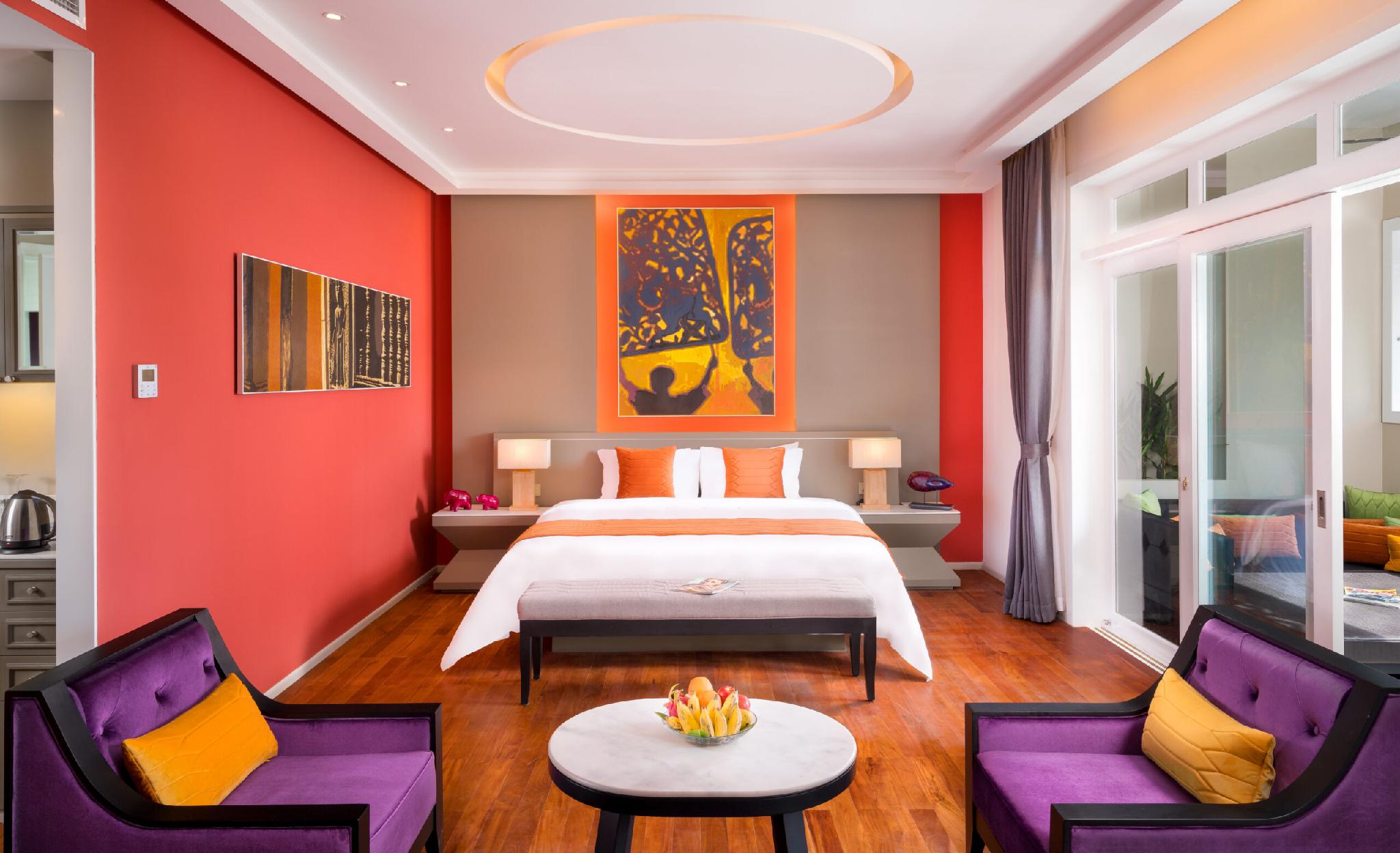Grand, Pool, Suite, King Bed, Sofa